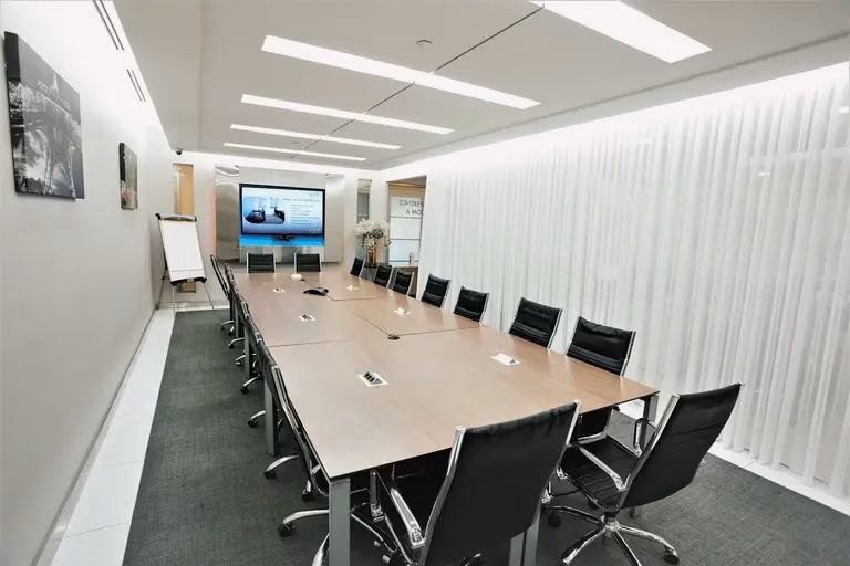 Herald Square Inspiration Room, 18-person meeting room at 31 West 34th Street, Herald Square
