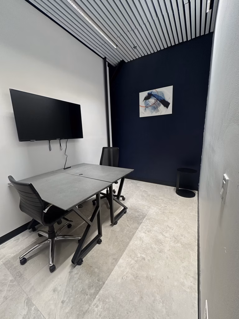 Times Square Inspiration Room, 4-person meeting room at 240 West 40th Street, Times Square